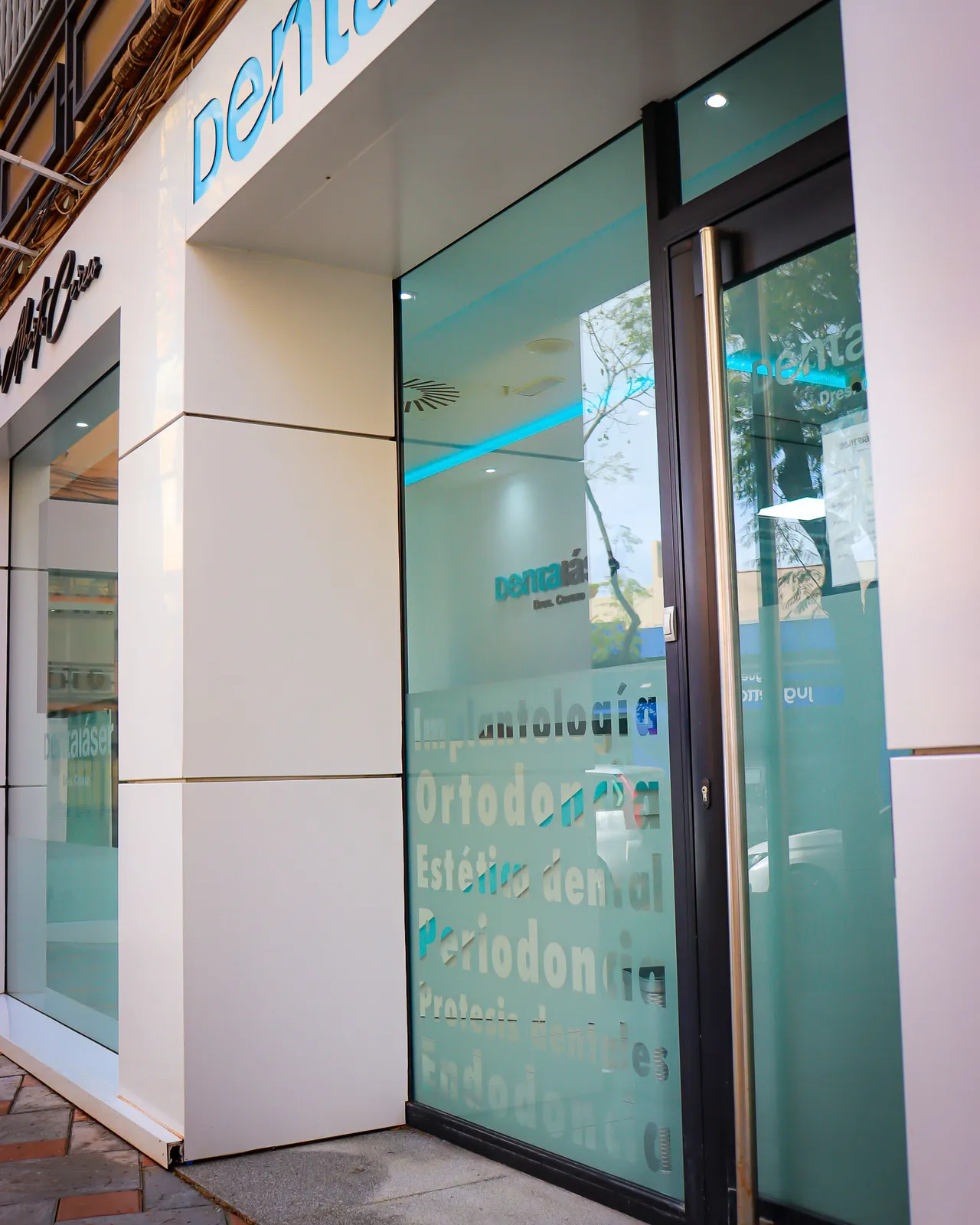 Fachada de la clínica Dentaláser en Fuengirola