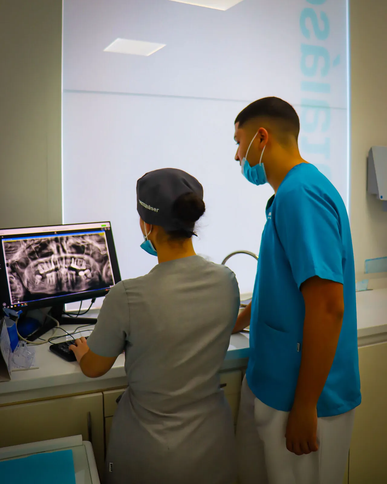 Evaluación de un caso de All-on-Six en la clínica Dentaláser