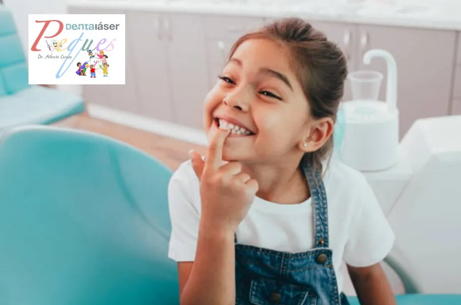 Niño feliz tras tratamiento de caries Dentaláser