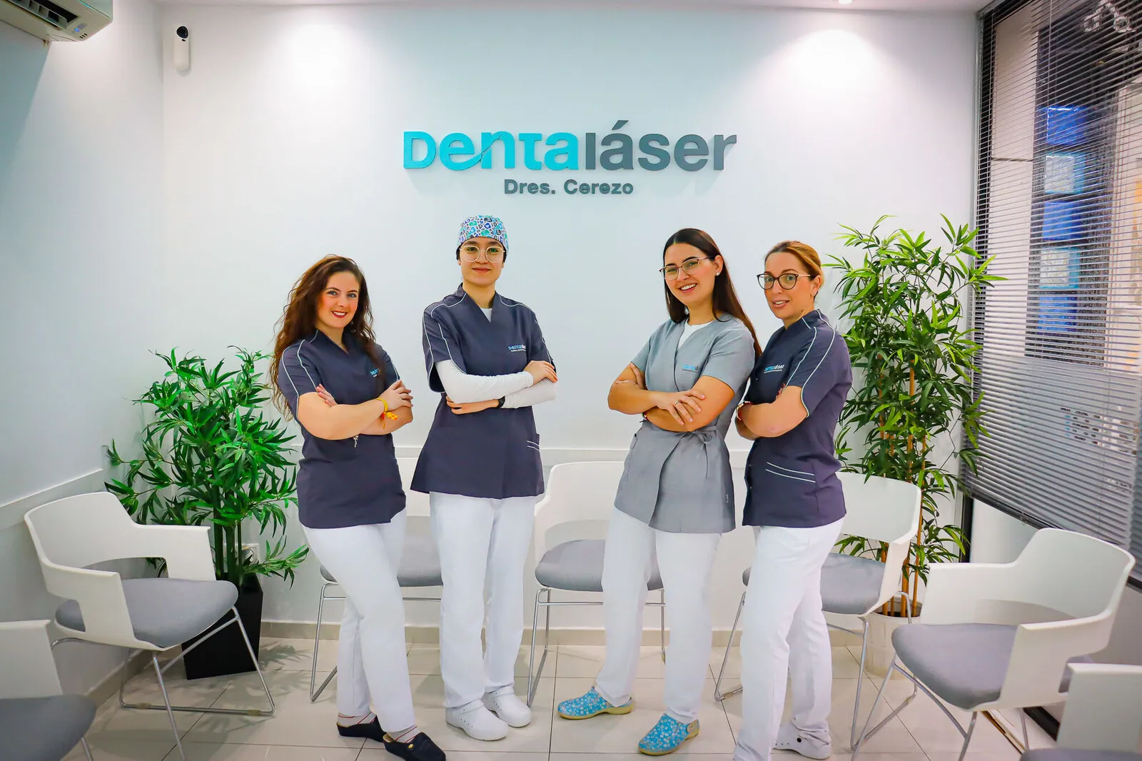 Personal de recepción y asistencia Dentaláser