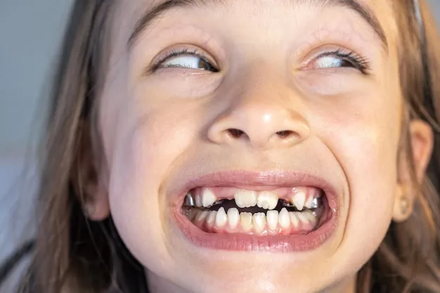 Niña sonriendo enseñando sus dientes de leche