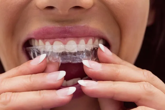 Paciente con brackets metálicos durante una revisión de ortodoncia