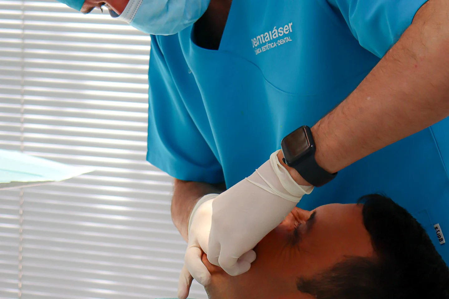 Comparativa visual entre un empaste de amalgama y uno de composite dental