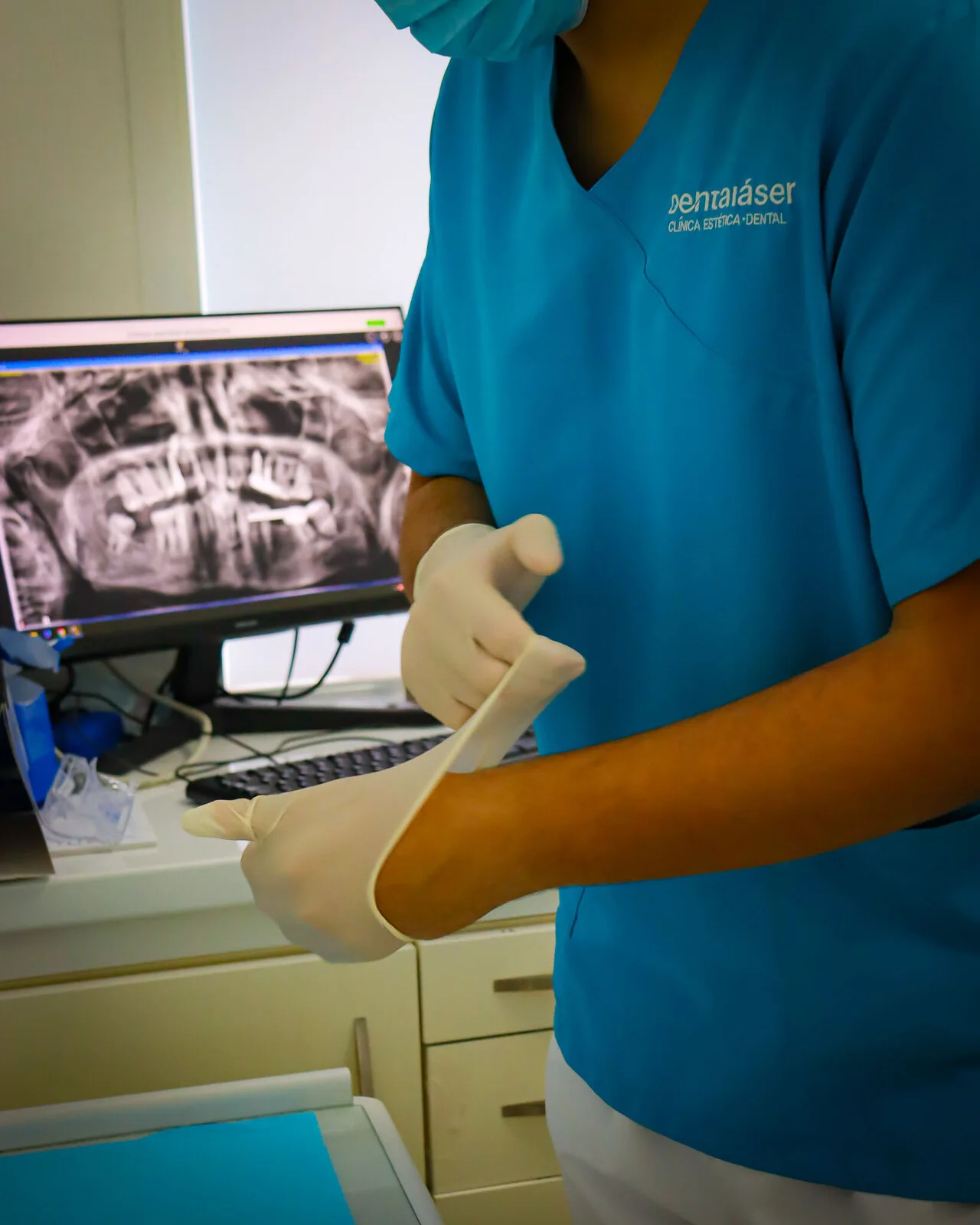 Especialista de Dentaláser explicando a un paciente una radiografía de implantes