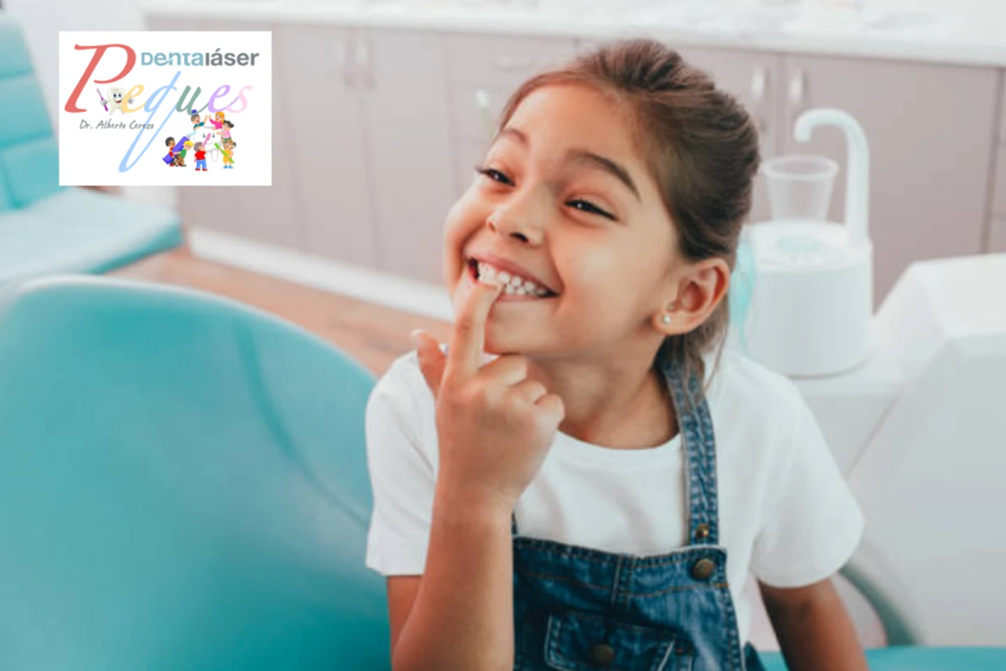Niño pequeño en su primera visita de revisión al dentista