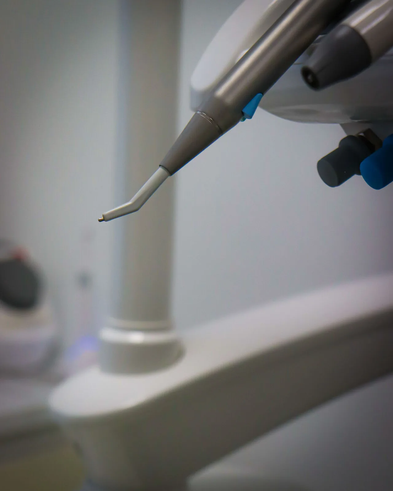 Instrumental de limpieza dental profesional junto al sillón