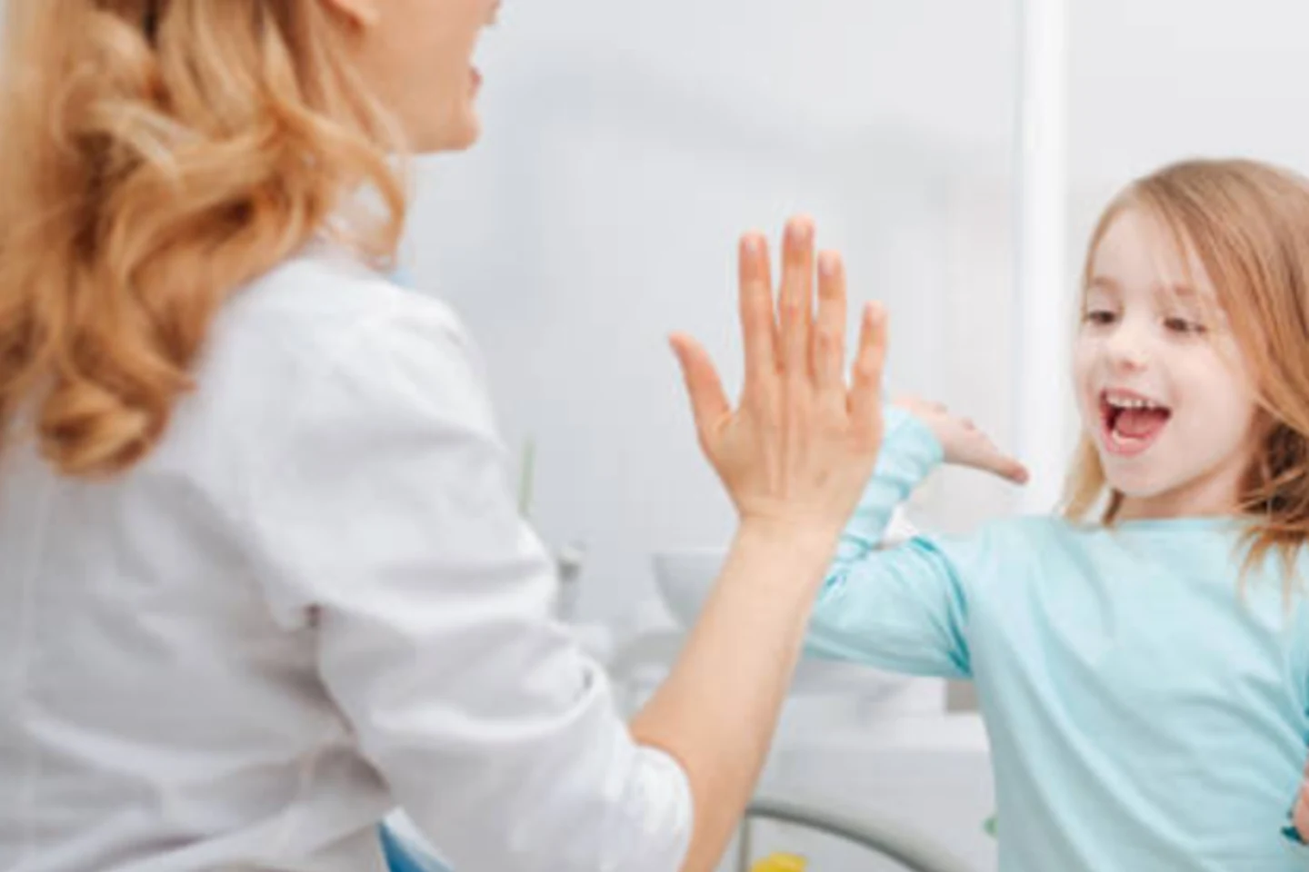 Niño nervioso antes de entrar a su cita en el dentista