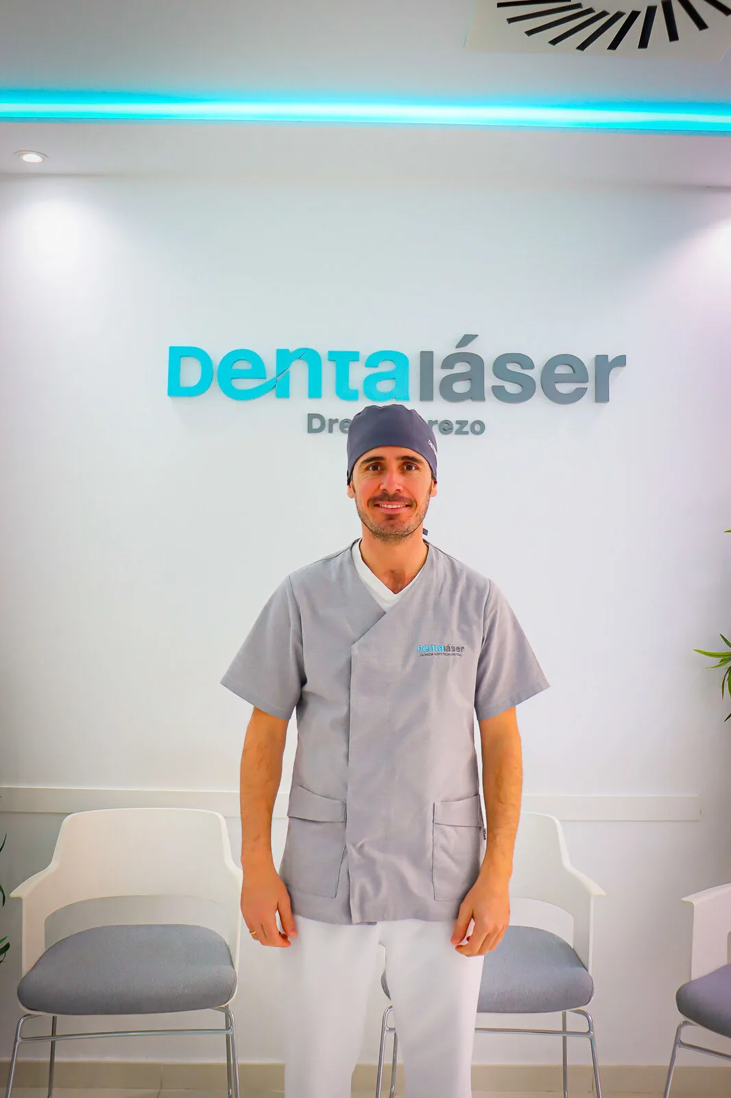 Especialista de Dentaláser junto al logo de la clínica
