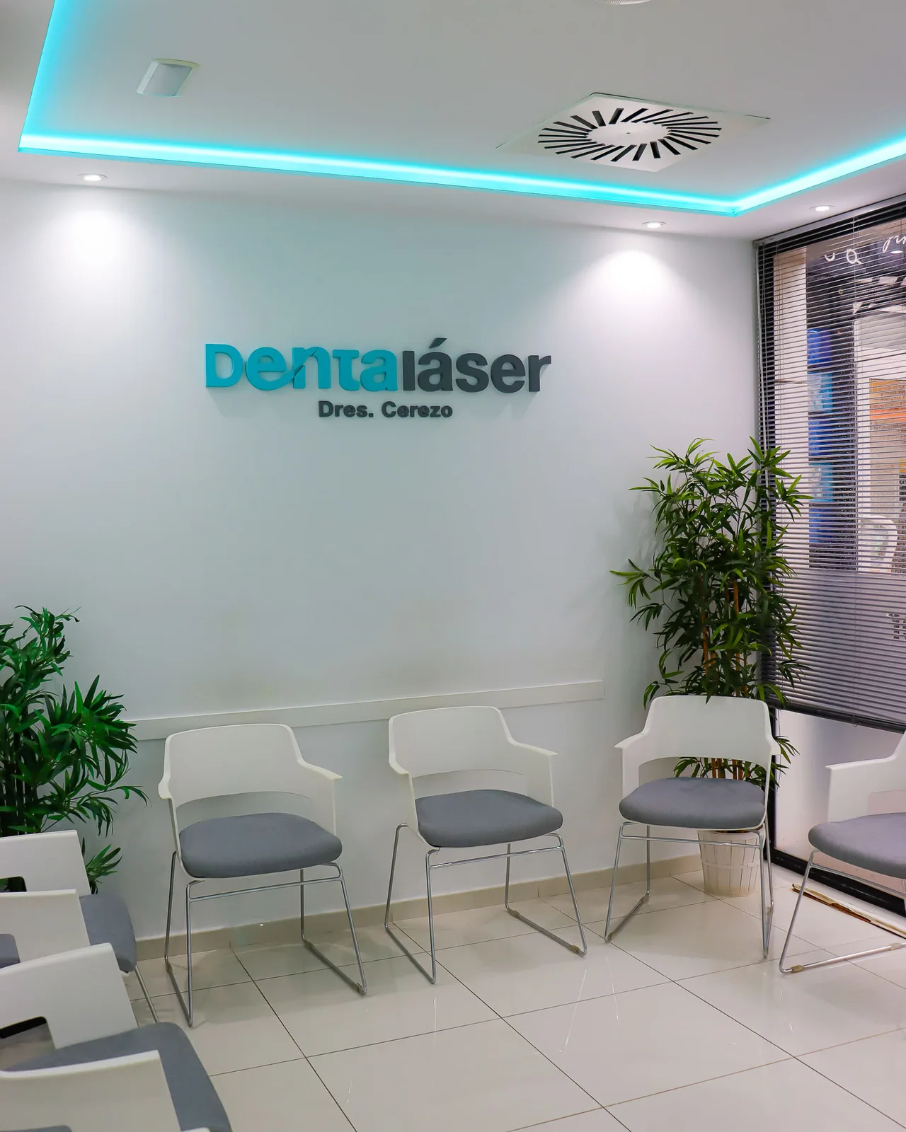 Recepción de la clínica Dentaláser en Fuengirola, con el logo de la marca y la sala de espera