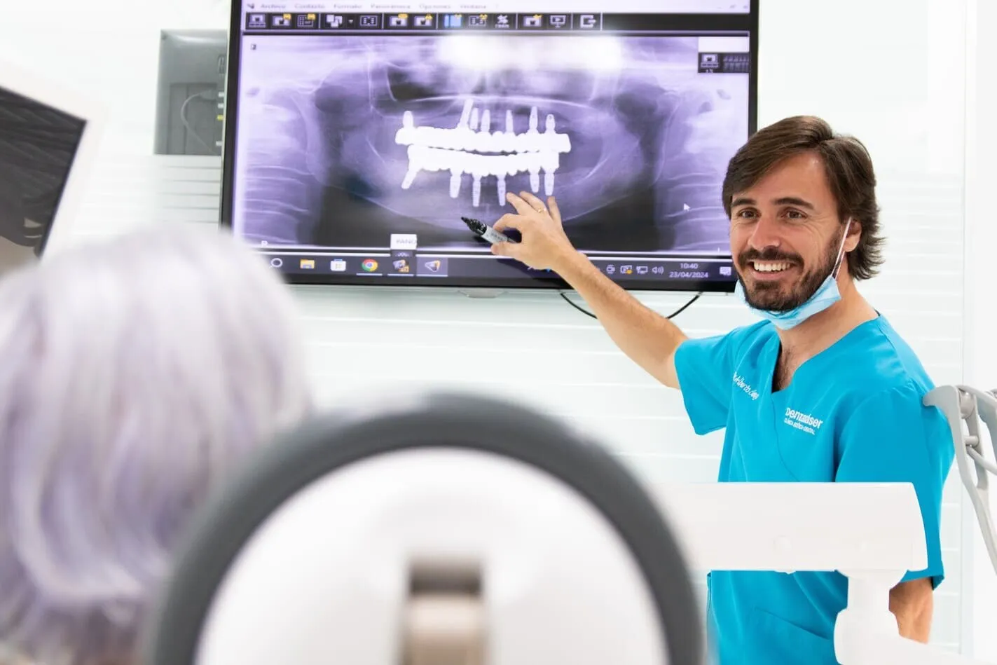 Especialista en implantología dental Dentaláser