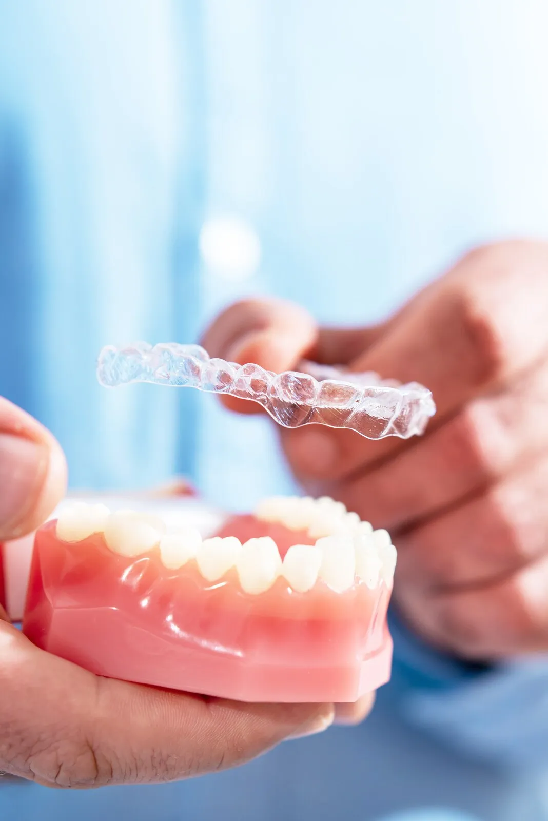 Alineador transparente Invisalign sobre una mano