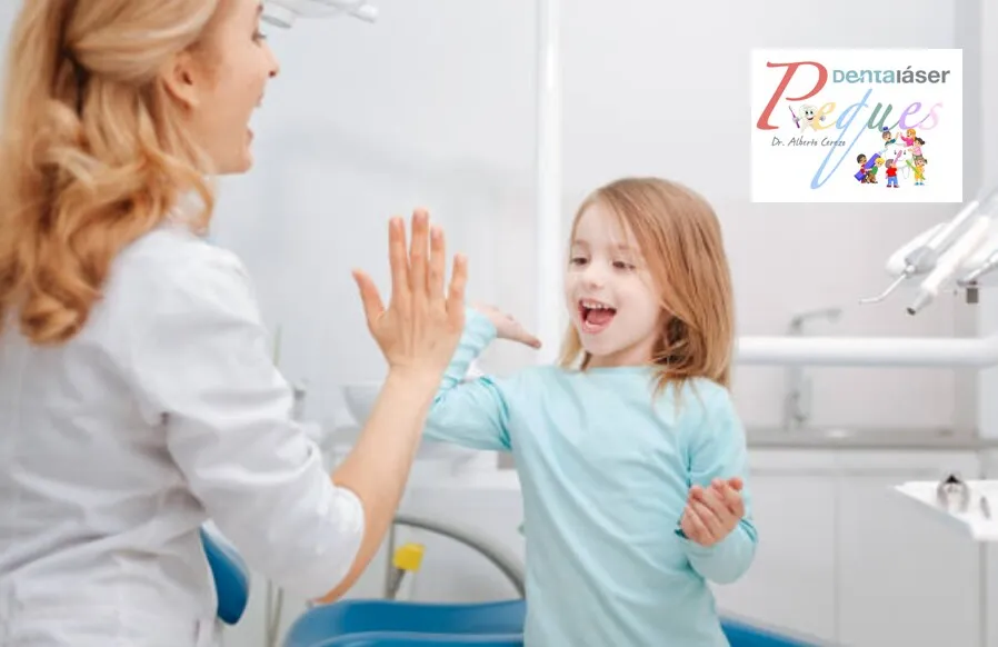 Niña feliz tras su visita al dentista