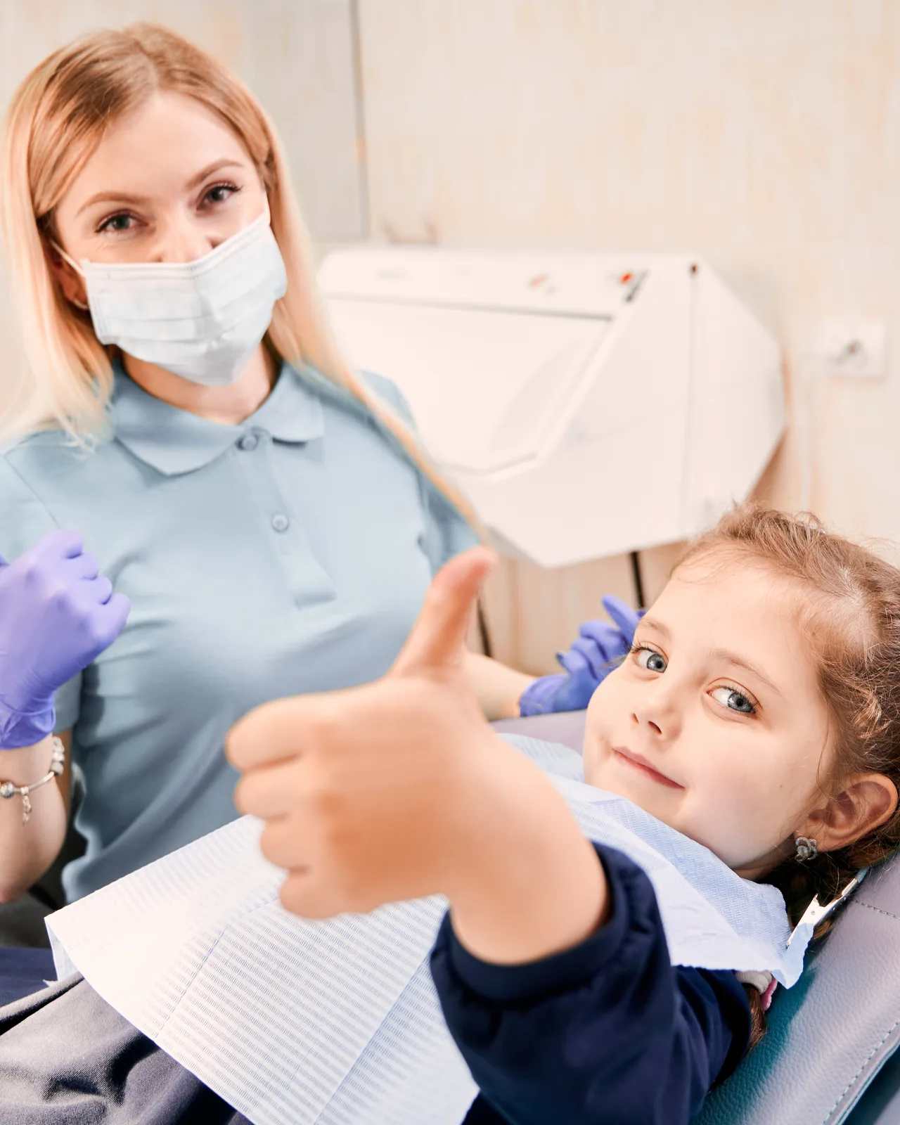 Niña tranquila en la consulta de odontopediatría de Dentaláser