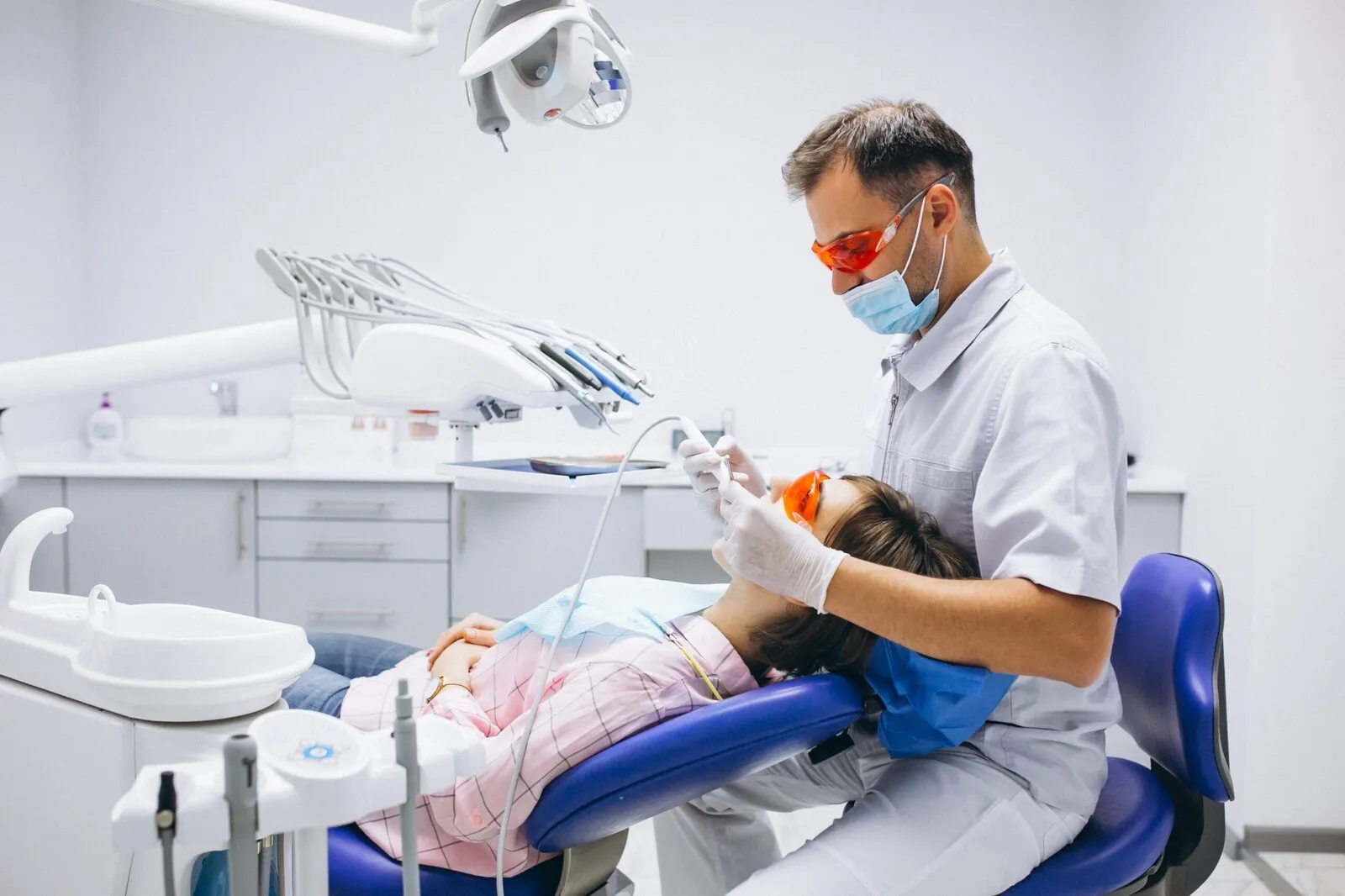 Valoración odontopediátrica en Dentaláser, donde también se exploran los frenillos