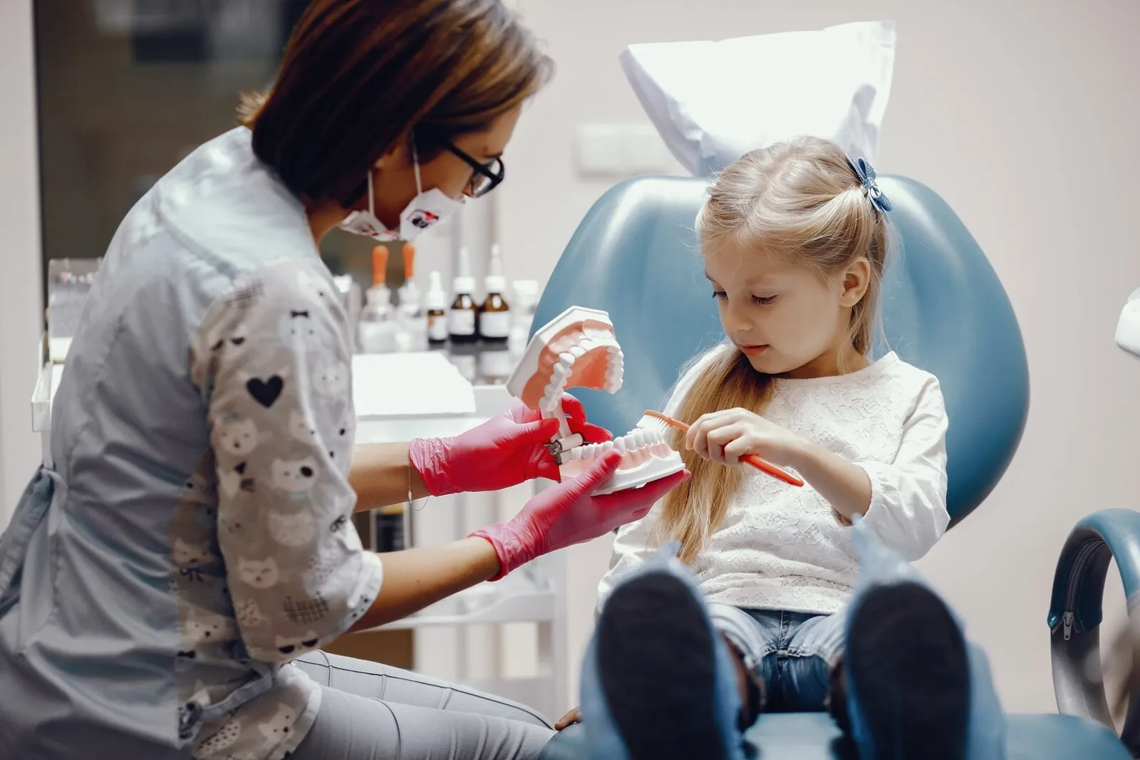 Dentista infantil explicando el tratamiento — técnica Tell-Show-Do